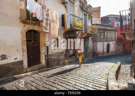 Italien, Sizilien, Militello in Val di Catania, UNESCO-Weltkulturerbe, Gasse des historischen Zentrums Stockfoto