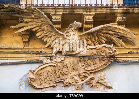 Italien, Sizilien, Militello in Val di Catania, UNESCO-Weltkulturerbe, ehemalige Apotheke anmelden Stockfoto