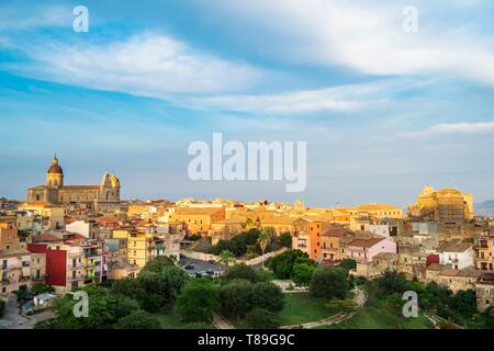 Italien, Sizilien, Militello in Val di Catania, UNESCO-Weltkulturerbe, San Nicolo Kirche mit Blick auf die Stadt Stockfoto