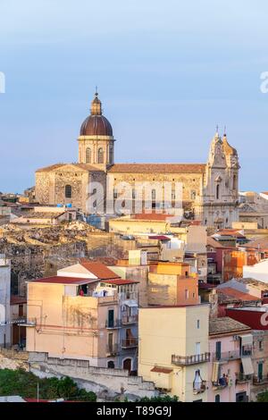 Italien, Sizilien, Militello in Val di Catania, UNESCO-Weltkulturerbe, San Nicolo Kirche mit Blick auf die Stadt Stockfoto