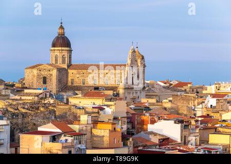 Italien, Sizilien, Militello in Val di Catania, UNESCO-Weltkulturerbe, San Nicolo Kirche mit Blick auf die Stadt Stockfoto