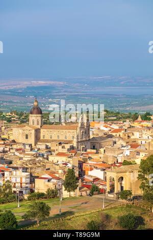 Italien, Sizilien, Militello in Val di Catania, UNESCO-Weltkulturerbe, San Nicolo Kirche mit Blick auf die Stadt Stockfoto