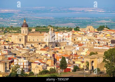 Italien, Sizilien, Militello in Val di Catania, UNESCO-Weltkulturerbe, San Nicolo Kirche mit Blick auf die Stadt Stockfoto