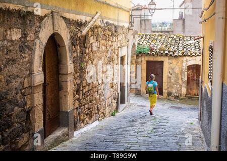 Italien, Sizilien, Militello in Val di Catania, UNESCO-Weltkulturerbe, Gasse des historischen Zentrums Stockfoto