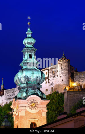 Kloster St. Peter und Festung Hohensalzburg. Blick vom Max-Reinhardt-Platz. Salzburg, Österreich Stockfoto