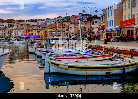 Die Gemeinde von Cassis ist ein ruhiges und schönes Dorf an der Mittelmeerküste Frankreichs, 20 km östlich von Marseille. Stockfoto