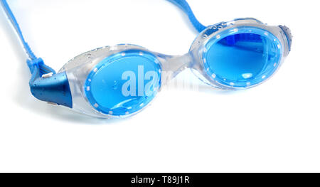 Blau Schutzbrille zum Schwimmen mit Wassertropfen. Auf weissem Hintergrund. Nahaufnahme. Stockfoto