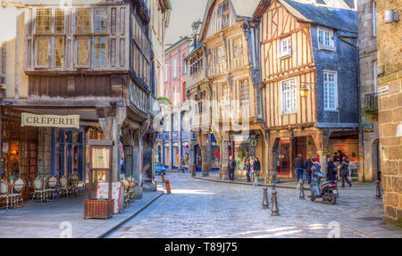 Mittelalterliche Häuser Überhang der Altstadt Platz im alten Zentrum von Dinan, Bretagne, Frankreich. Stockfoto