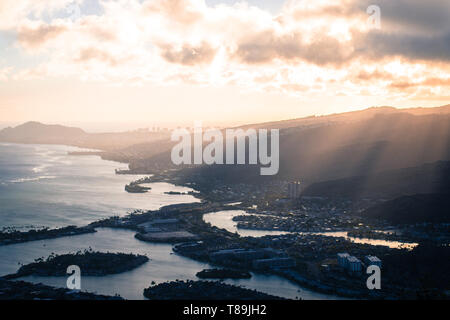 Einen schönen Sonnenuntergang auf Oahu mit vielen Sonnenstrahlen. Dies ist vom Gipfel des Koko Crater Wanderung bei Sonnenuntergang mit Blick auf die Kui Kanal und Honolulu. Stockfoto