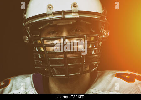 Portrait Nahaufnahme, American football player, in Helm Bärtigen. Konzept American Football, Patriotismus, close-up. Stockfoto