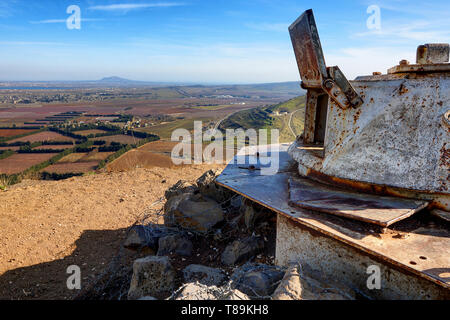 Verlassene Armee Outpost auf Golan Höhen, Israel. Israel und Syrien sind durch eine entmilitarisierte Zone im Tal getrennt. Stockfoto