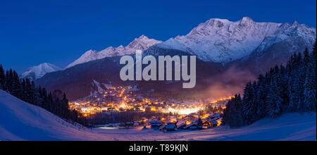 Frankreich, Haute Savoie, Massif des Mont Blanc, der Contamines Montjoie, das Panorama auf das Dorf in der Dämmerung und der Gipfel der Massif des Mont Blanc von Links nach Rechts, mount Vorassay Trikot, Trikot Nadel, in der Mitte Bionnassay Nadel, Miage Dome (3673 m und Berangere Nadel Stockfoto