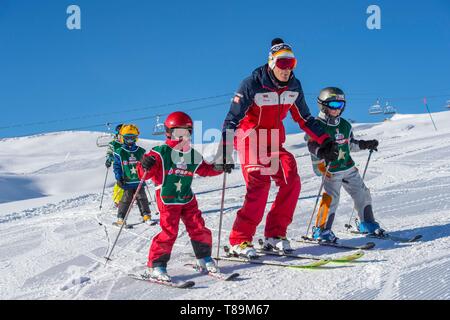 Frankreich, Haute Savoie, Massif des Mont Blanc, der Contamines Montjoie, die Kinder im Laufe der Ski mit Kursleiter ESF auf das Skigebiet Stockfoto