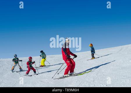 Frankreich, Haute Savoie, Massif des Mont Blanc, der Contamines Montjoie, die Kinder im Laufe der Ski mit Kursleiter ESF auf das Skigebiet Stockfoto