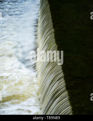 Wehr/Wasserfall auf dem Fluss Krümmer, Ilam Hall, Ilam Park, Ilam, Peak District, Staffordshire, Großbritannien Stockfoto