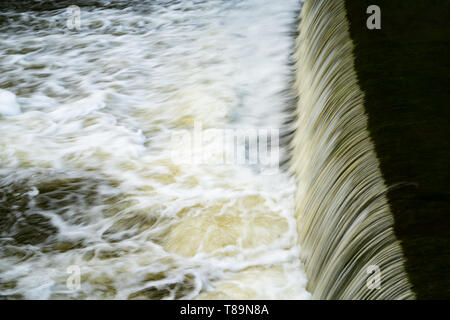 Wehr/Wasserfall auf dem Fluss Krümmer, Ilam Hall, Ilam Park, Ilam, Peak District, Staffordshire, Großbritannien Stockfoto