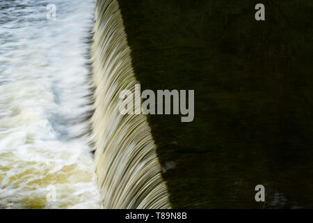 Wehr/Wasserfall auf dem Fluss Krümmer, Ilam Hall, Ilam Park, Ilam, Peak District, Staffordshire, Großbritannien Stockfoto