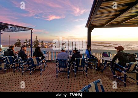 Marokko, Mogador, Marrakesch Safi region, Essaouira, als Weltkulturerbe von der UNESCO, der Medina, Altstadt Wände und Skala (sqala) du Port gesehen seit dem Al Fath Cafe Stockfoto