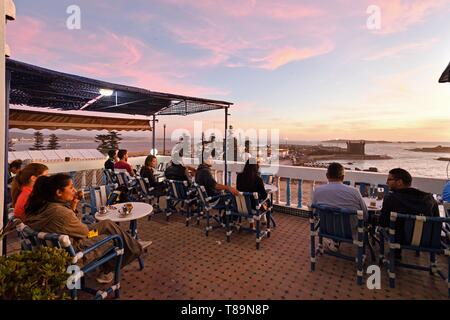 Marokko, Mogador, Marrakesch Safi region, Essaouira, als Weltkulturerbe von der UNESCO, der Medina, Altstadt Wände und Skala (sqala) du Port gesehen seit dem Al Fath Cafe Stockfoto