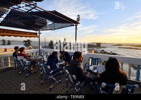 Marokko, Mogador, Marrakesch Safi region, Essaouira, als Weltkulturerbe von der UNESCO, der Medina, Altstadt Wände und Skala (sqala) du Port gesehen seit dem Al Fath Cafe Stockfoto