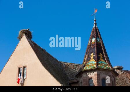 Frankreich, Haut Rhin, Route des Vins d'Alsace, Eguisheim beschriftet Les Plus beaux villages de France (eines der schönsten Dörfer von Frankreich), das Dach der die Grafen von Eguisheim Schloss auf dem Place du Château (Schloss) Stockfoto