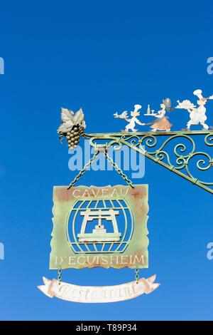 Frankreich, Haut Rhin, Route des Vins d'Alsace, Eguisheim beschriftet Les Plus beaux villages de France (eines der schönsten Dörfer Frankreichs), Shop anmelden Stockfoto