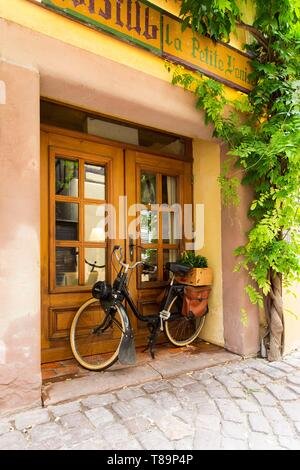 Frankreich, Haut Rhin, Route des Vins d'Alsace, Colmar, Velo Solex vor einem Restaurant in La Petite Venise Viertel Stockfoto