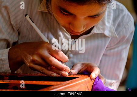 Myanmar, Bagan, Herstellung von Lackwaren, Gravur Designs Stockfoto