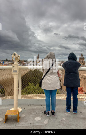 Sevilla, Spanien - April 06, 2019: Touristen die Betrachtung der escpecular Blick von der Oberseite der Raum Metropol Parasol gesehen werden kann, (Las Setas), s Stockfoto