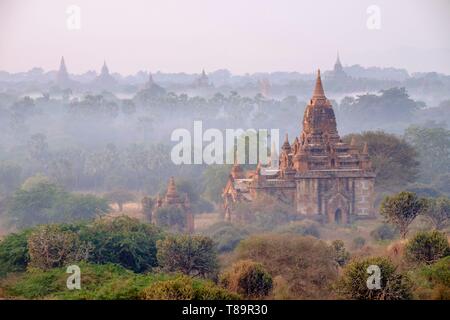 Myanmar, Bagan, Tempeln in der Brennholz rauch Nebel Stockfoto