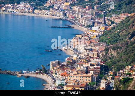 Italien, Sizilien, Taormina, Panorama über Giardini Naxos searesort Stockfoto