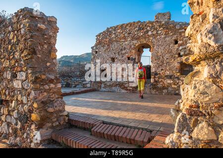 Italien, Sizilien, Castelmola auf den Höhen von Taormina, die Ruinen der Burg dominiert das Dorf Stockfoto