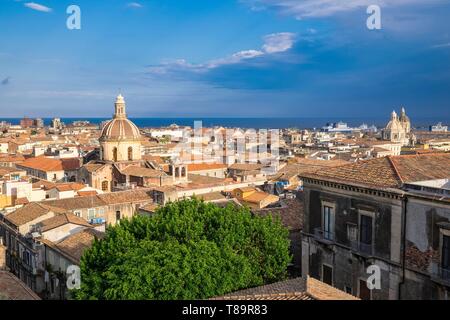 Italien, Sizilien, Catania, barocke Stadt als UNESCO-Weltkulturerbe, Panoramablick über die Dächer der Stadt und die Kuppel der Kirche San Michele ai Minoriti Stockfoto