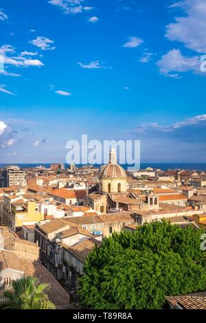 Italien, Sizilien, Catania, barocke Stadt als UNESCO-Weltkulturerbe, Panoramablick über die Dächer der Stadt und die Kuppel der Kirche San Michele ai Minoriti Stockfoto