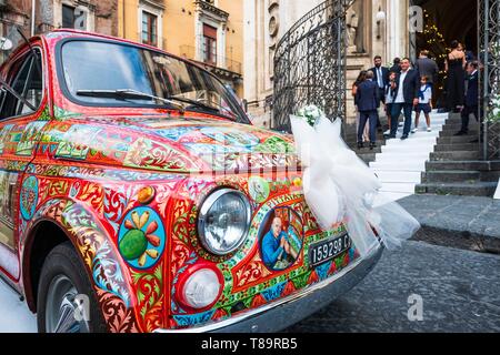 Italien, Sizilien, Catania, barocke Stadt als UNESCO-Weltkulturerbe, Piazza San Placido, Hochzeit in San Placido Kirche, Auto mit traditionellen sizilianischen Szenen und Motiven handbemalt aufgeführt Stockfoto