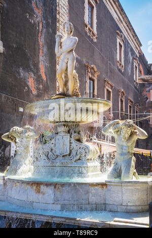 Italien, Sizilien, Catania, barocke Stadt als UNESCO-Weltkulturerbe, Piazza del Duomo, Brunnen Amenano in Carrara Marmor (1867) Stockfoto