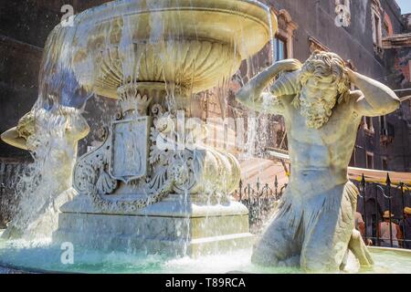 Italien, Sizilien, Catania, barocke Stadt als UNESCO-Weltkulturerbe, Piazza del Duomo, Brunnen Amenano in Carrara Marmor (1867) Stockfoto