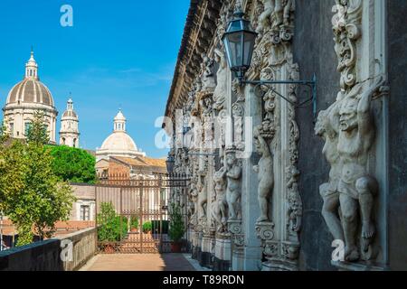 Italien, Sizilien, Catania, barocke Stadt als UNESCO-Weltkulturerbe, Biscari palace aufgeführt. am Ende des 17. Jahrhunderts, Sant'Agata Kathedrale im Hintergrund Stockfoto