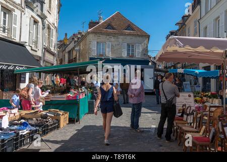 Frankreich, Oise, Senlis, gehen und von Wanderer in einem Markt auf einem Herzen nieder kommen-förmige gepflasterte Straße der Stadt Stockfoto