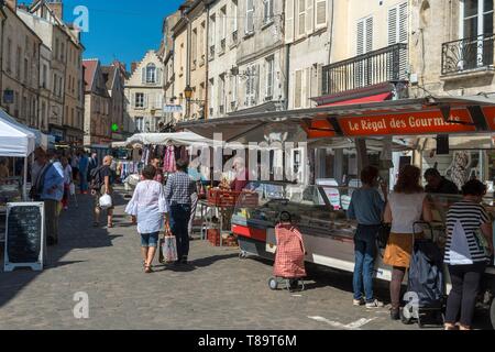 Frankreich, Oise, Senlis, gehen und von Wanderer in einem Markt auf einem Herzen nieder kommen-förmige gepflasterte Straße der Stadt Stockfoto