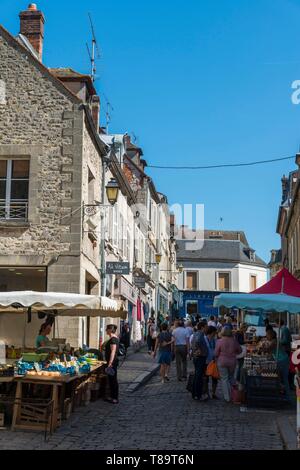 Frankreich, Oise, Senlis, gehen und von Wanderer in einem Markt auf einem Herzen nieder kommen-förmige gepflasterte Straße der Stadt Stockfoto