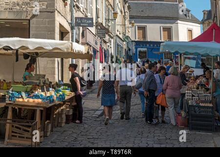 Frankreich, Oise, Senlis, gehen und von Wanderer in einem Markt auf einem Herzen nieder kommen-förmige gepflasterte Straße der Stadt Stockfoto