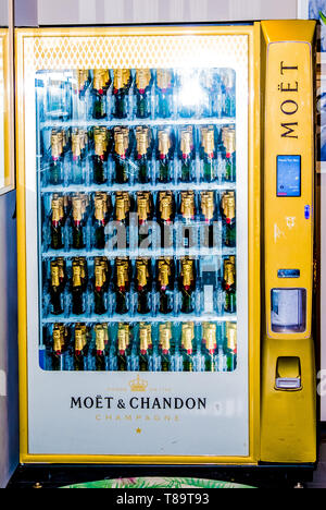 Barkühlschrank mit Champagner-Sekt. Stockfoto