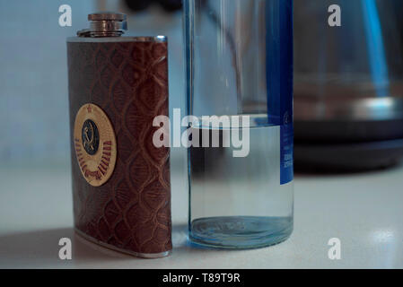 Flasche Wodka und ein Fläschchen mit udssr Wappen Stockfoto