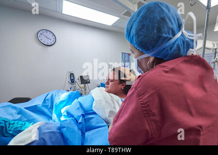 Frau drücken Baby im Krankenhaus Hintergrund zu liefern Stockfoto