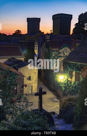 Frankreich, Aveyron, La Couvertoirade, "Les Plus beaux villages de France (Schönste Dörfer Frankreichs), dominant Nacht - Blick auf ein Herz des Dorfes mit Hintergrund Touren Stockfoto