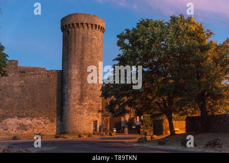 Frankreich, Aveyron, La Couvertoirade, "Les Plus beaux villages de France (Schönste Dörfer Frankreichs), Tour des Nordens Wallanlagen in der Dämmerung Stockfoto