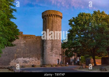 Frankreich, Aveyron, La Couvertoirade, "Les Plus beaux villages de France (Schönste Dörfer Frankreichs), Tour des Nordens Wallanlagen in der Dämmerung Stockfoto