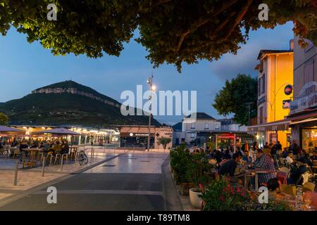 Frankreich, Aveyron, Millau, Boulevard Bonald, Verbraucher saß am Tisch unter einer Platane mit einem Berg im Hintergrund Stockfoto