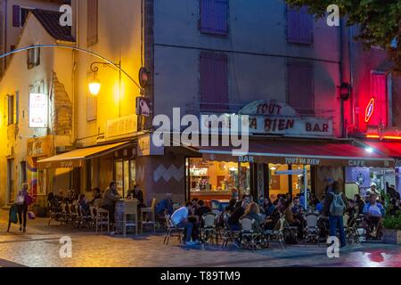 Frankreich, Aveyron, Millau, Boulevard Bonald, Verbraucher saß am Tisch in einem Cafe Terrasse Stockfoto